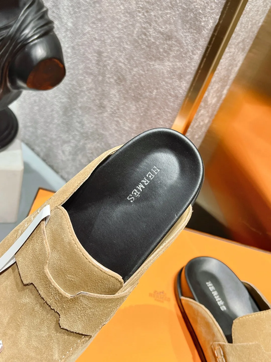 [H Family Hermès] P: 520💰 Size: Male 39-44 (45 customized) Female 35-40 (41 customized) HERMES Hermès' latest couple's cute Birkenstock slippers. Summer really needs versatile slippers. They look good no matter how you match them. They have a casual and high-end feel. The comfort is also great. They are paired with a variety of colorful socks. They are trendy. Hermès 2023 new half slippers are high quality. ●Upper: imported cow suede ●Inner lining: imported sheepskin ●Foot pads: imported mixed sheepskin ●Outsole: Tpu non-slip and wear-resistant outsole